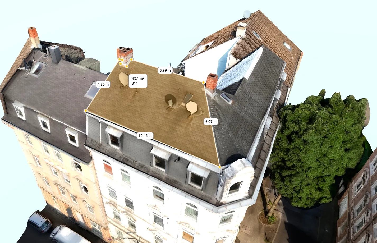 3D-Modell eines Mehrfamilienhauses aus einem Drohnen-Aufmaß mit vermessener Dachfläche von 43,1 Quadratmetern und 31 Grad Neigung